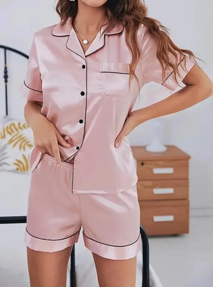 Minimalistisk nattøjssæt i silke til kvinder