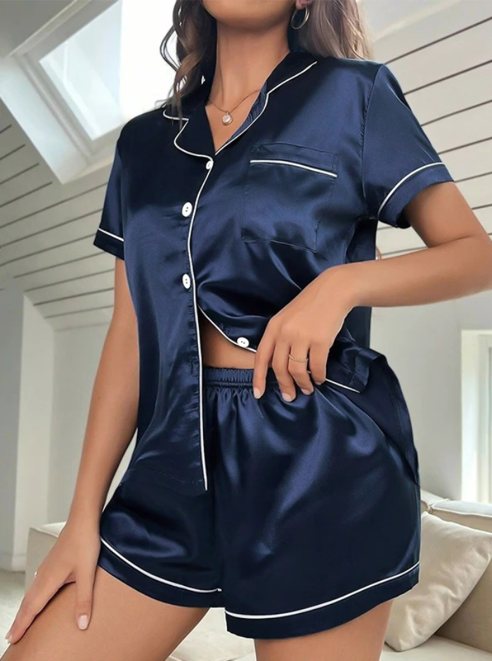 Minimalistisk nattøjssæt i silke til kvinder