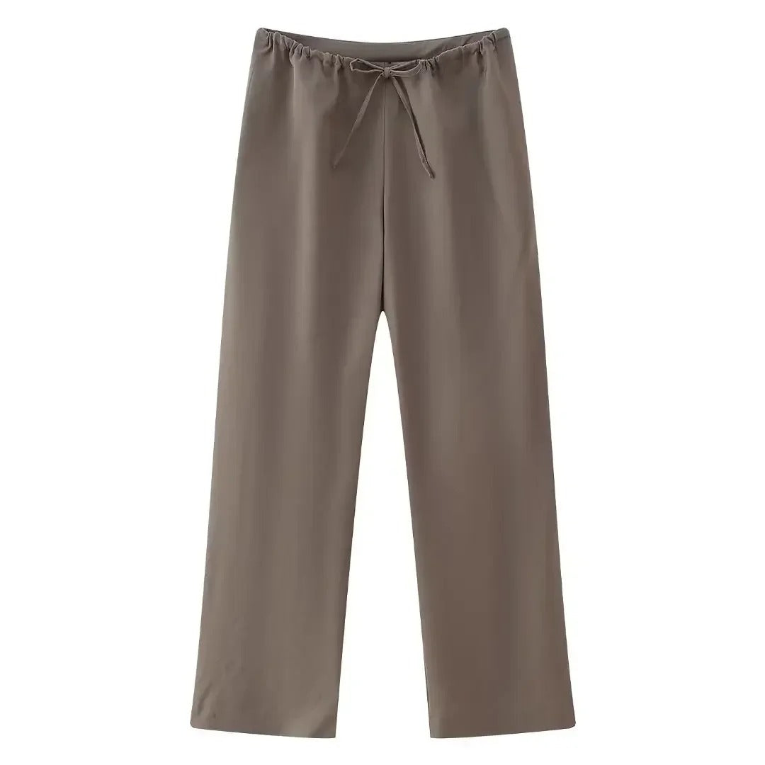 Top med halterneck og lige bukser til kvinder